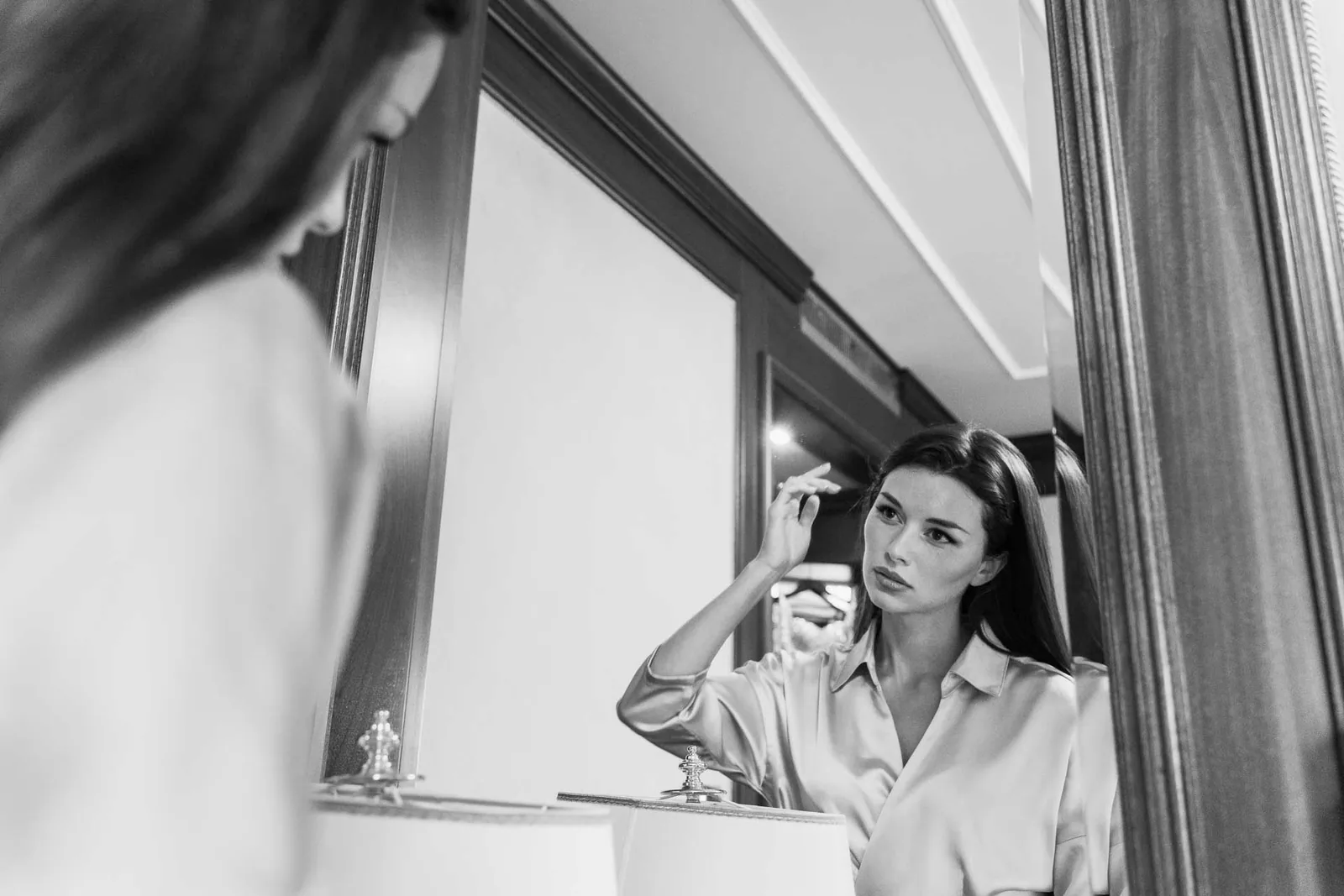 In bianco e nero, la sposa allo specchio della camera