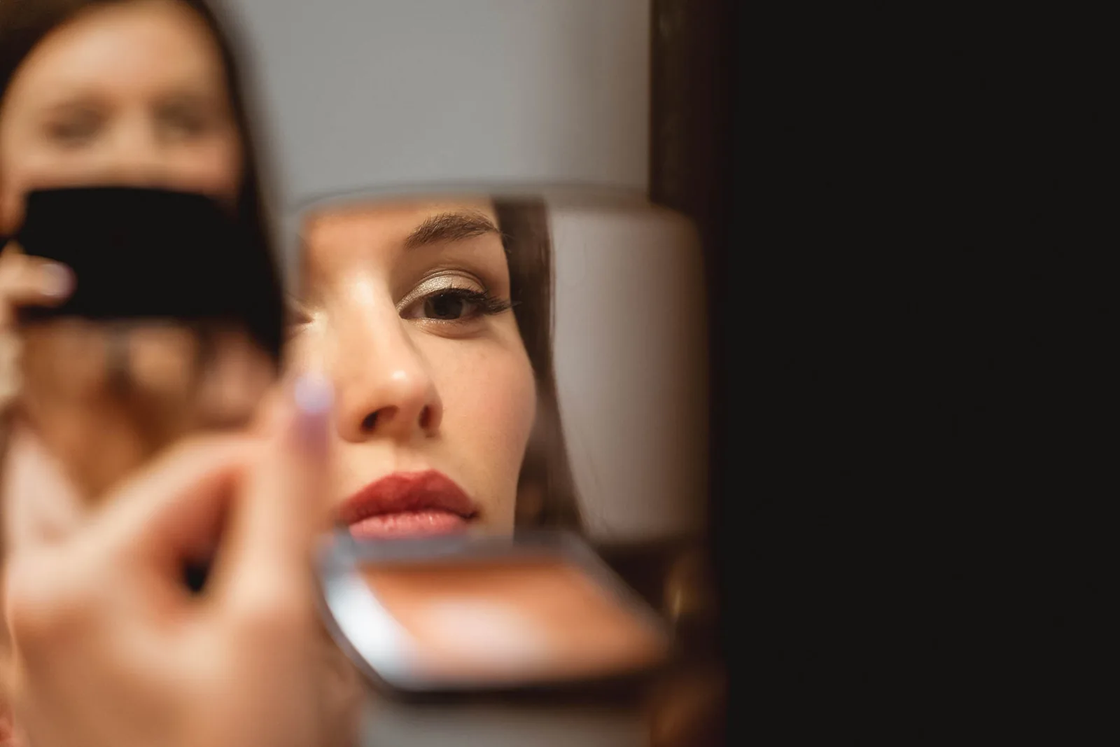 La sposa si trucca con lo specchietto della cipria