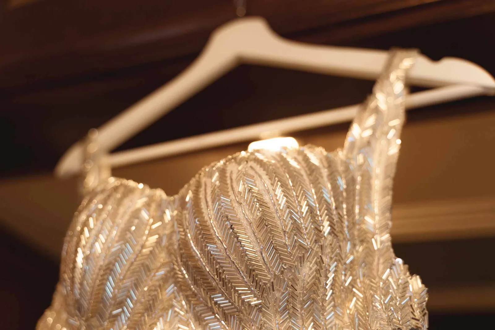 Il corpetto ricamato dell'abito da sposa sulla gruccia