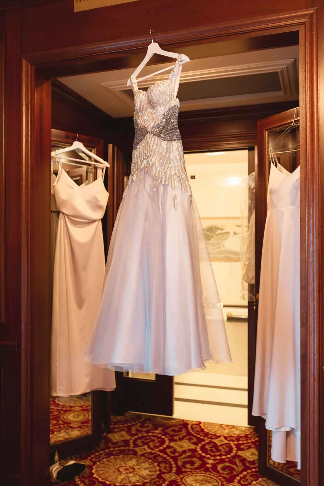 L'abito da sposa appeso alla porta dell'armadio