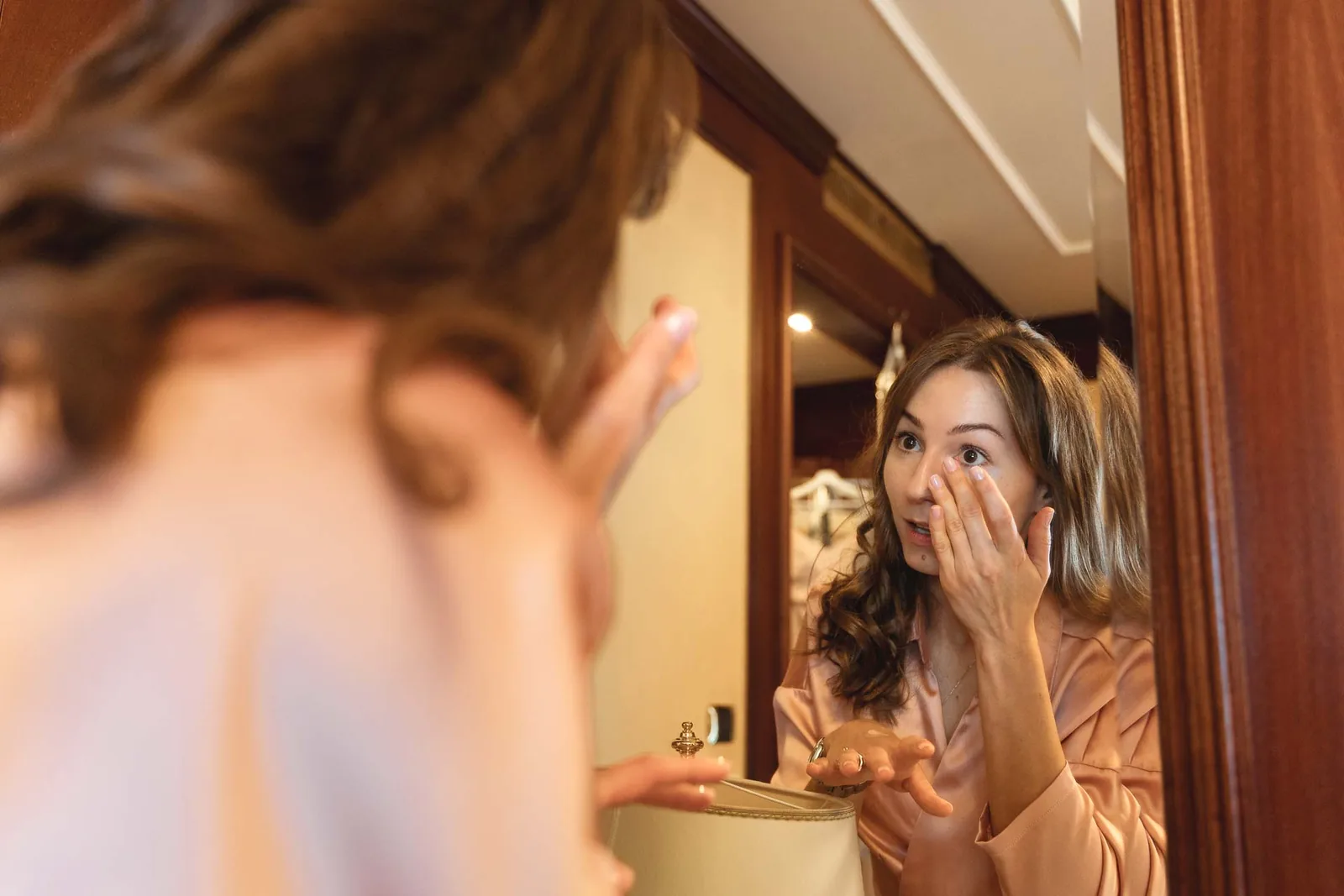 Un'amica si guarda allo specchio della camera