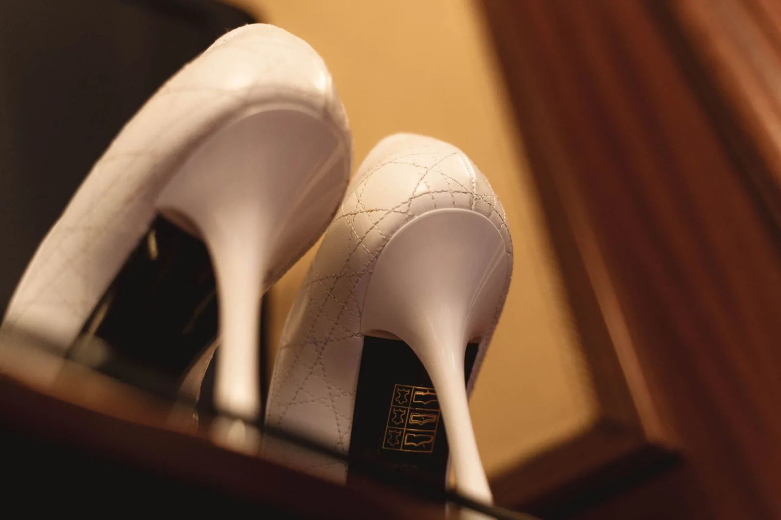 I tacchi delle scarpe della sposa, in controluce