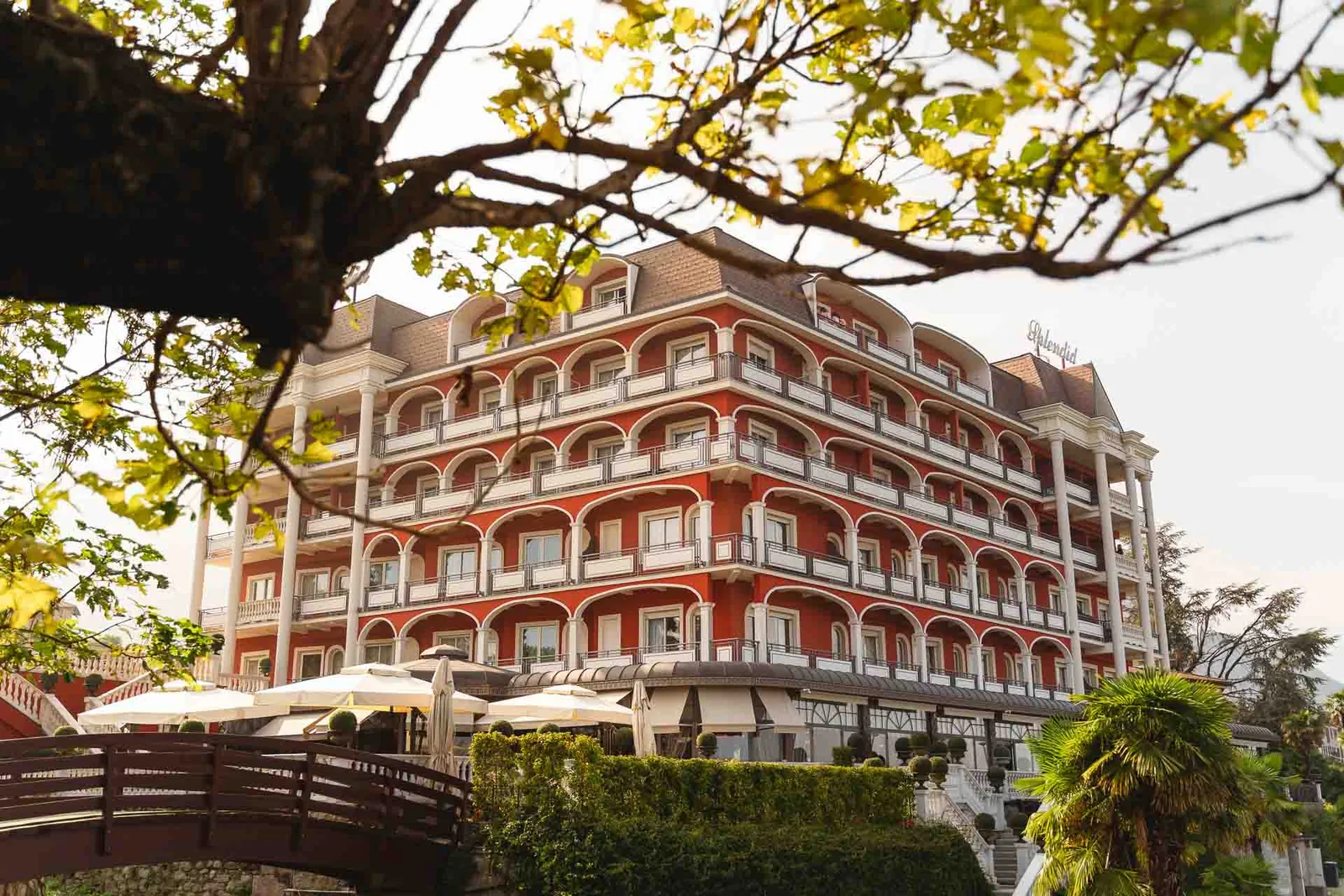 Lo Splendid Hotel visto tra i rami del giardino