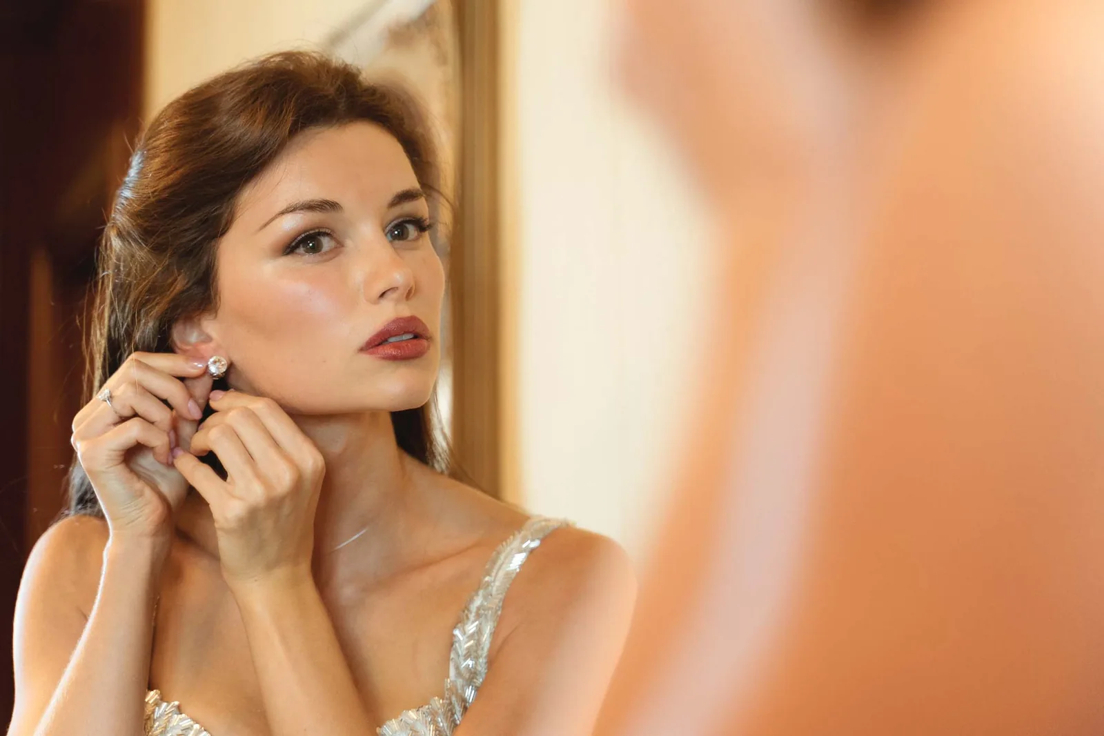 La sposa si mette gli orecchini, assorta
