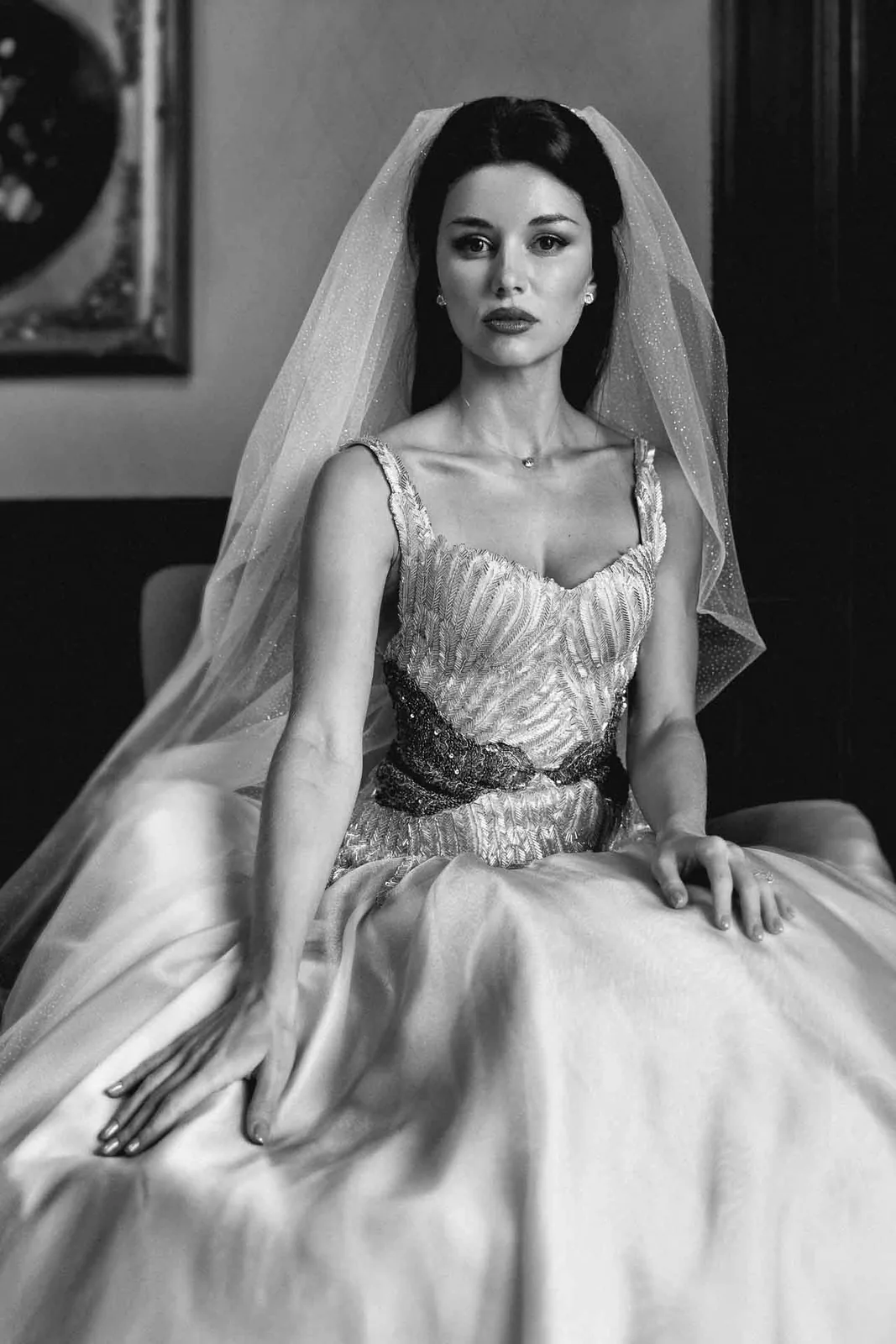 In bianco e nero, la sposa con il velo seduta in poltrona