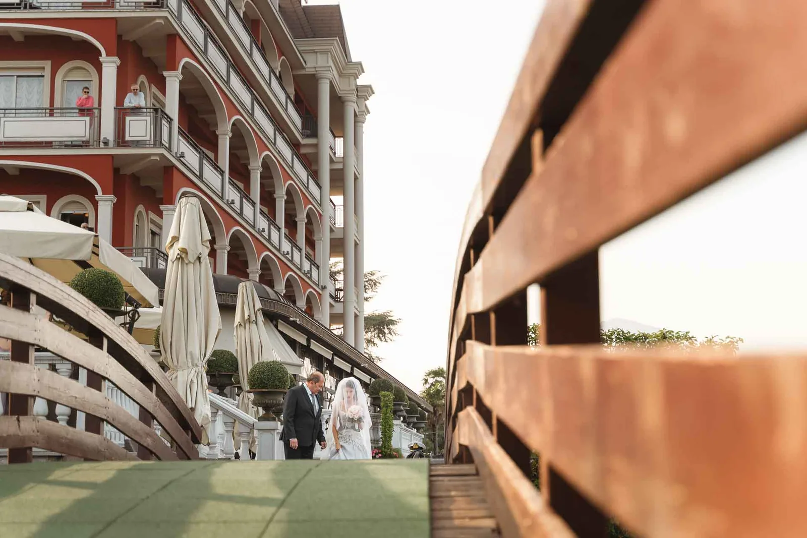 Il ponte di legno verso la cerimonia, con la sposa in arrivo sullo sfondo