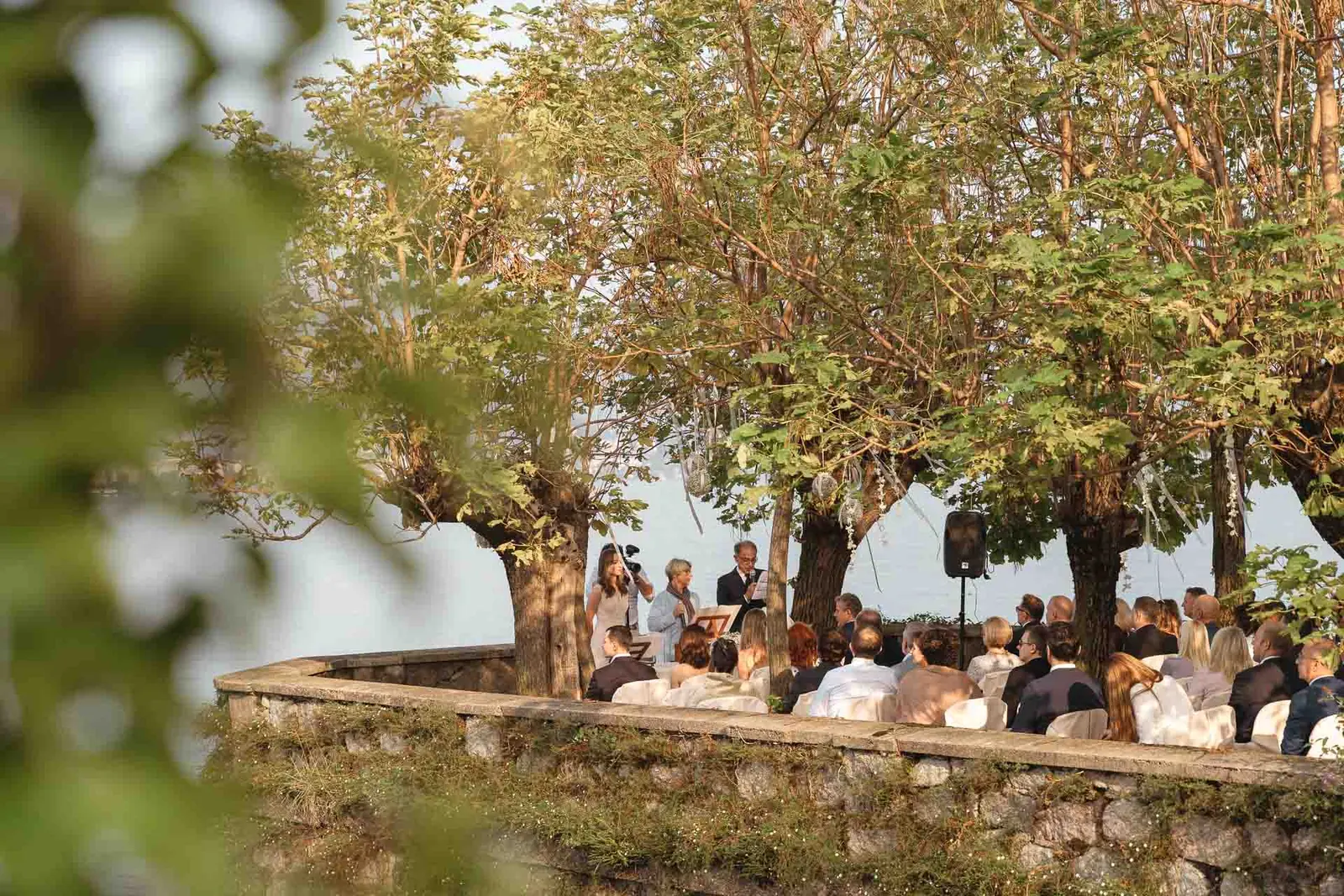 La cerimonia sotto gli alberi, vista tra le foglie