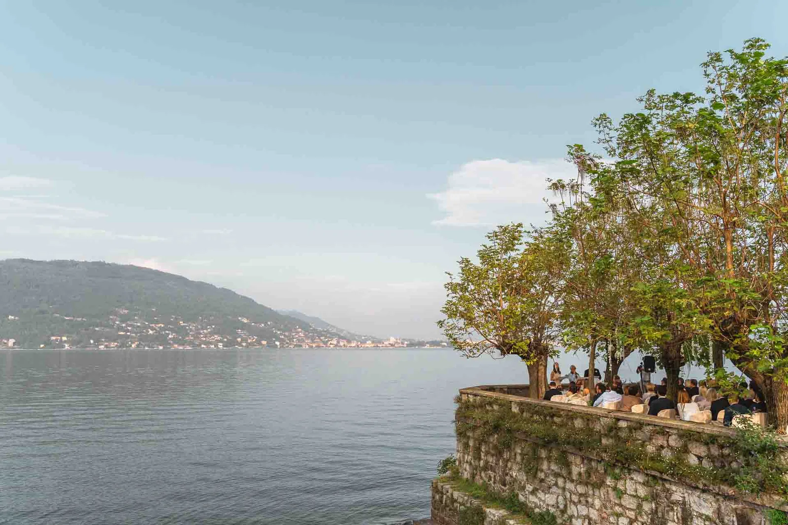 Il Lago Maggiore e, sulla terrazza, la cerimonia sotto gli alberi