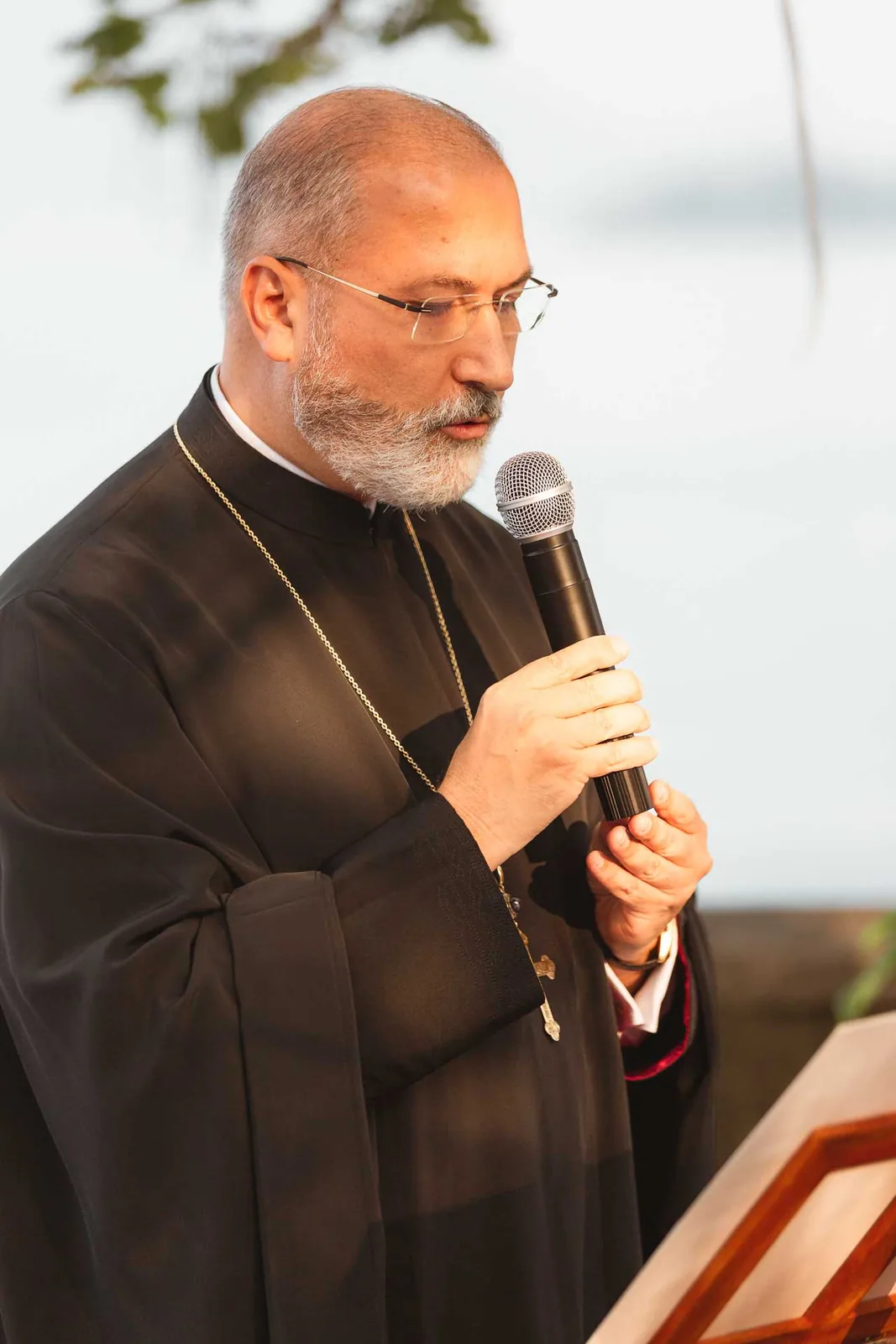 Il celebrante parla al microfono durante la cerimonia