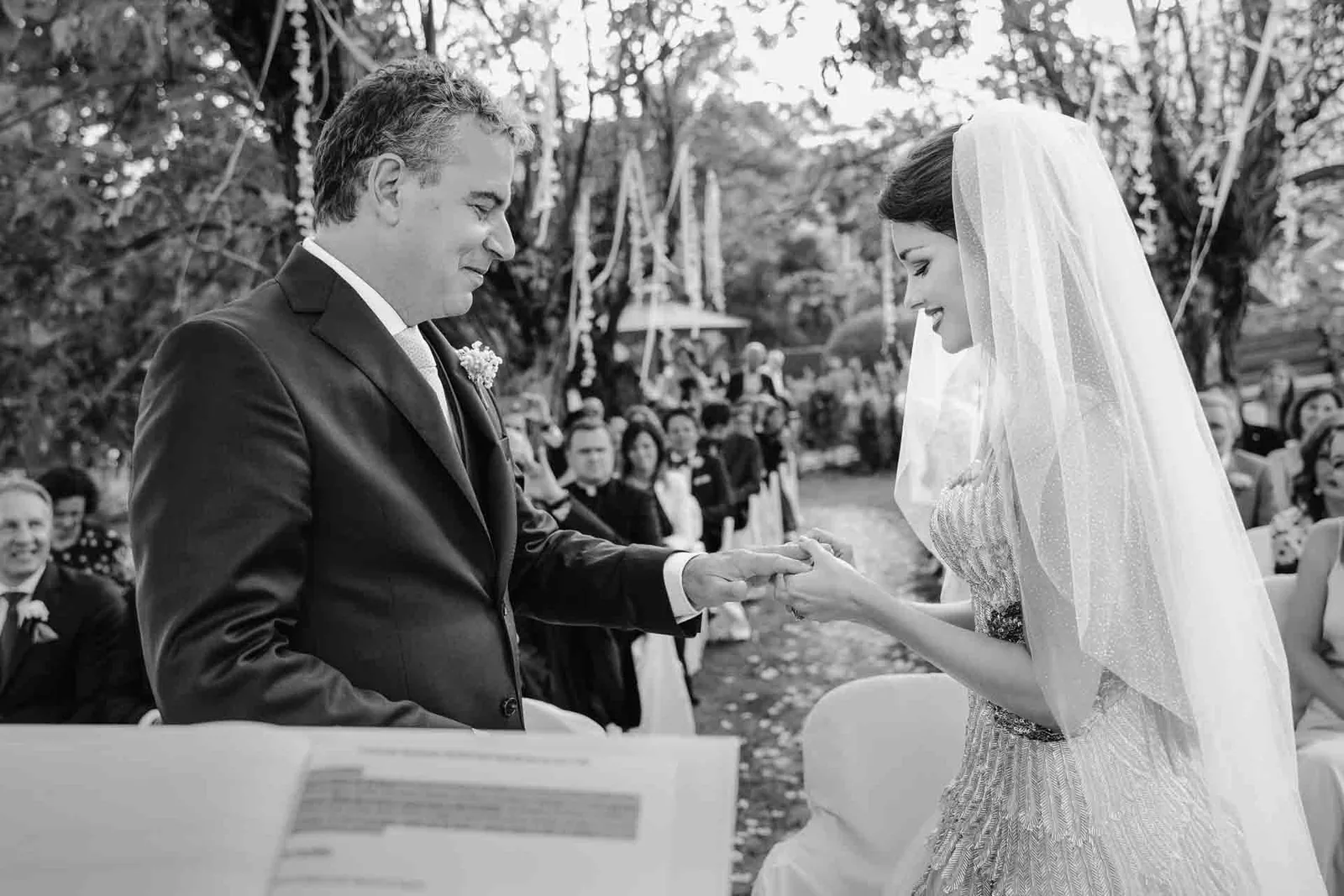 In bianco e nero, lo sposo infila la fede alla sposa