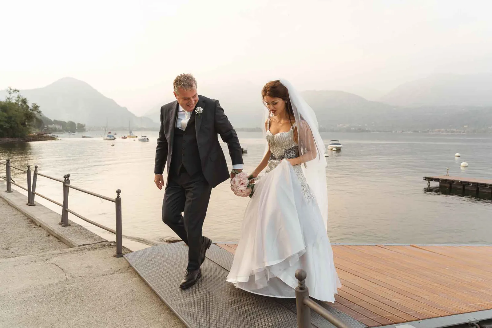 Gli sposi scendono dal motoscafo sul pontile dello Splendid Hotel, a Baveno