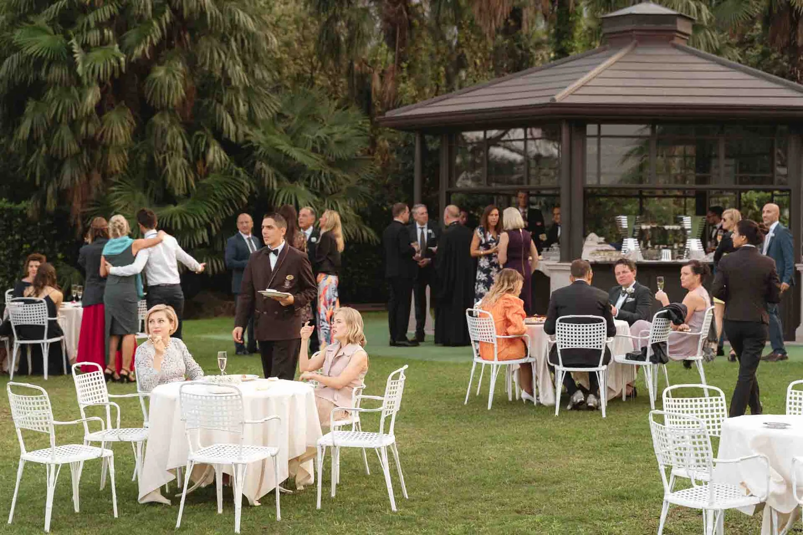 L'aperitivo sul prato del giardino, tra tavolini bianchi e un gazebo