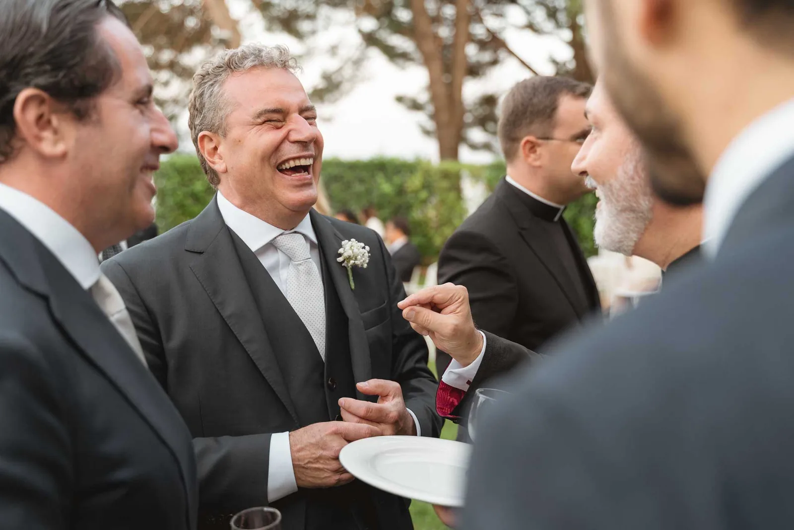 Lo sposo ride con gli amici durante l'aperitivo