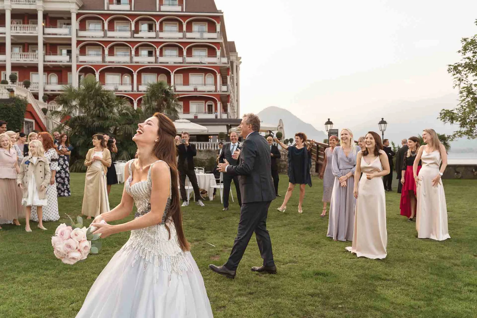 La sposa lancia il bouquet sul prato davanti allo Splendid Hotel
