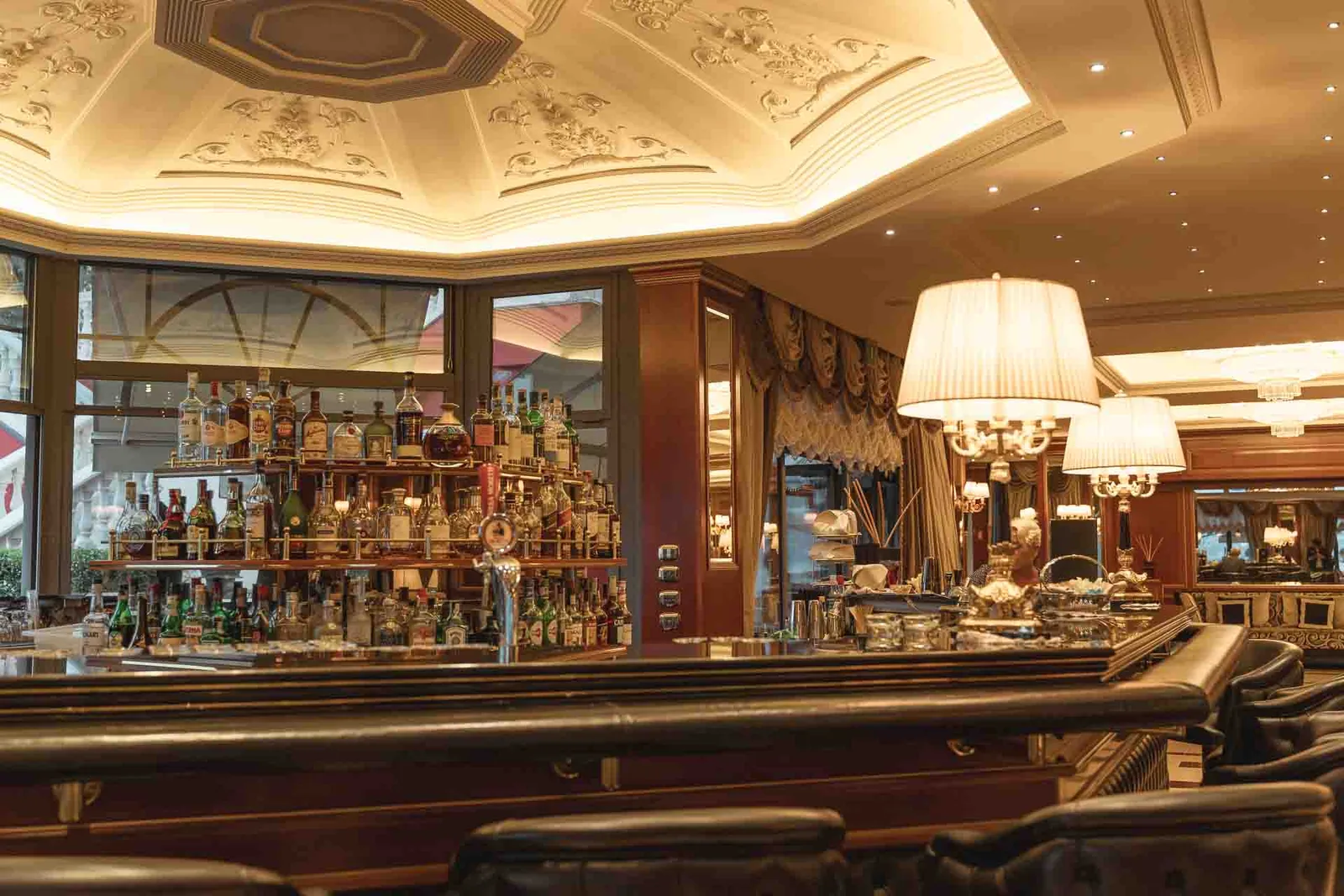 Il bar dello Splendid Hotel, tra lampade e bottiglie