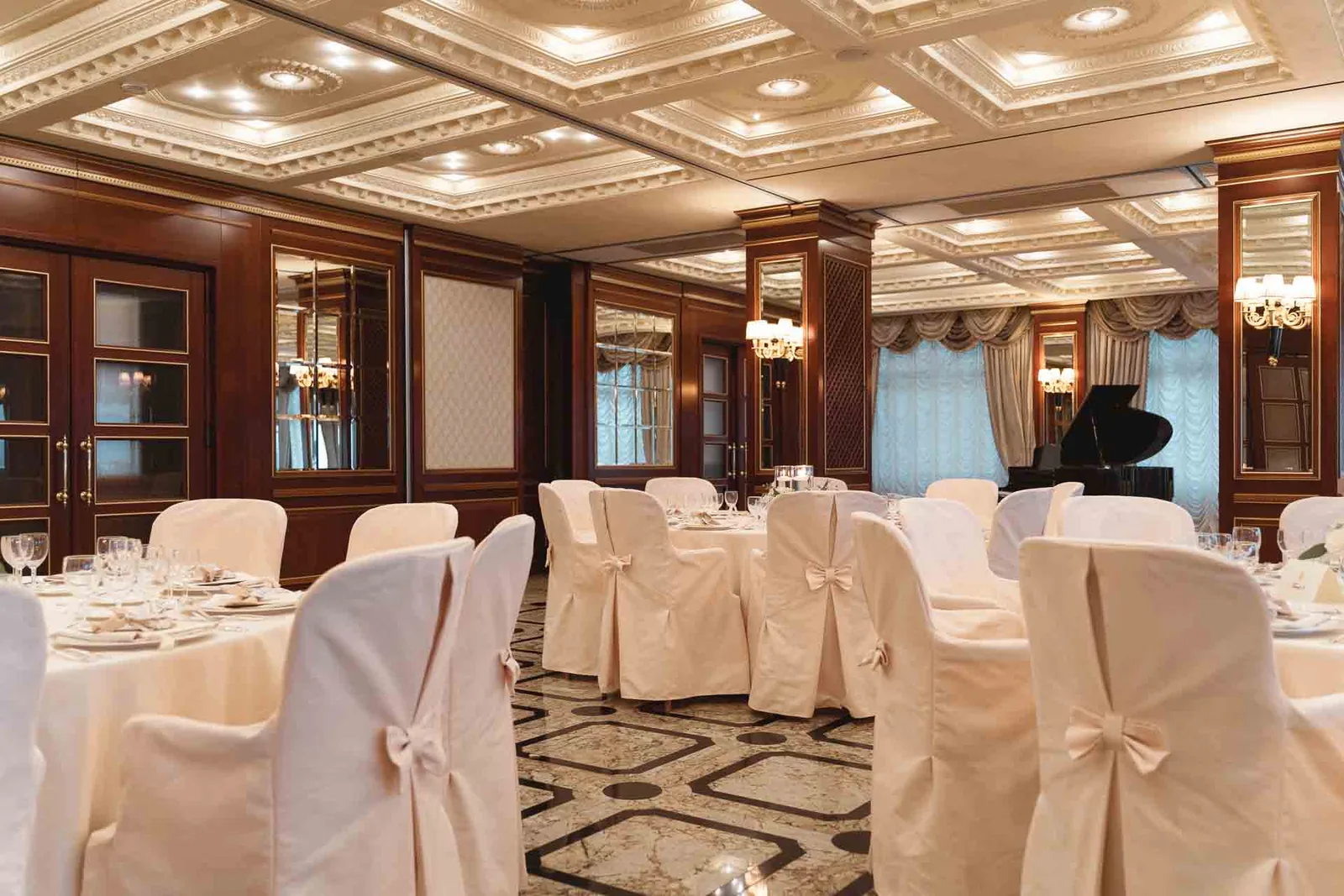La sala del ricevimento dello Splendid Hotel, con le sedie vestite di bianco