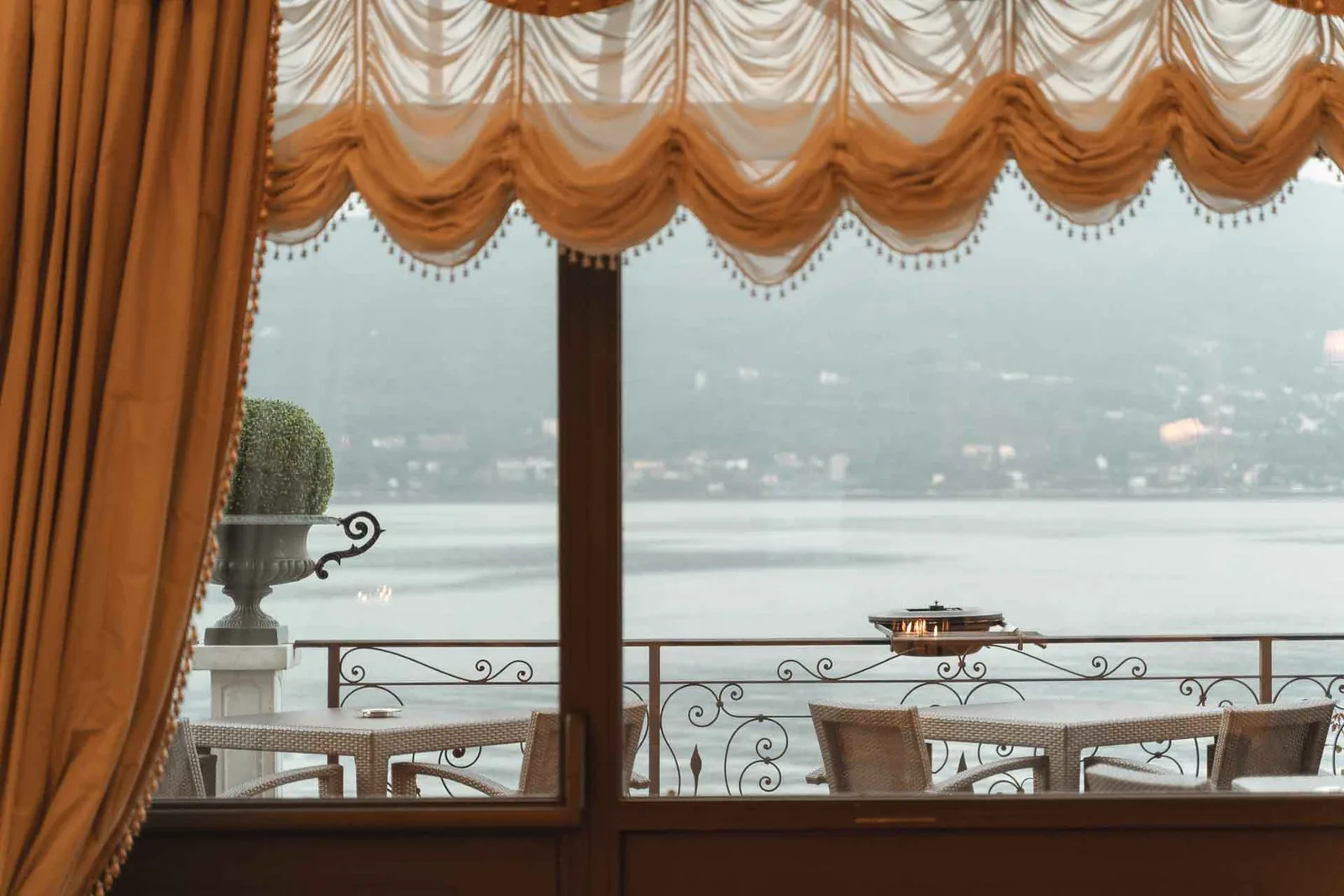 Il lago visto dalla finestra della sala, tra le tende