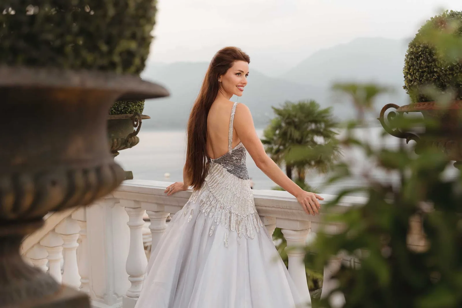 La sposa alla balaustra della terrazza, sopra il lago