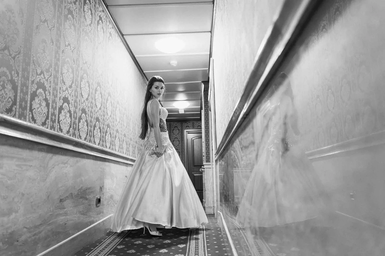 In bianco e nero, la sposa in fondo al corridoio dell'albergo