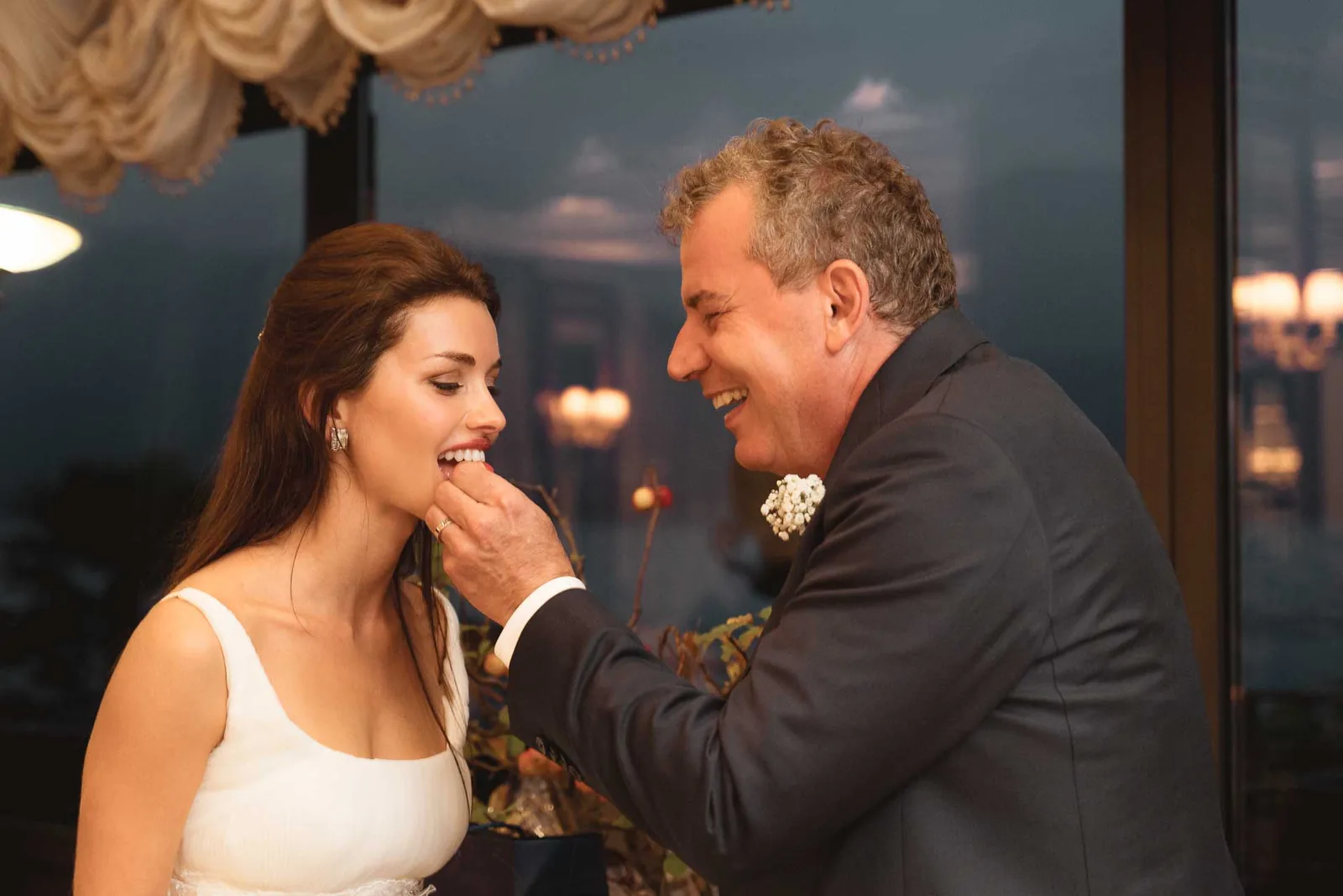 Lo sposo fa assaggiare qualcosa alla sposa, ridendo