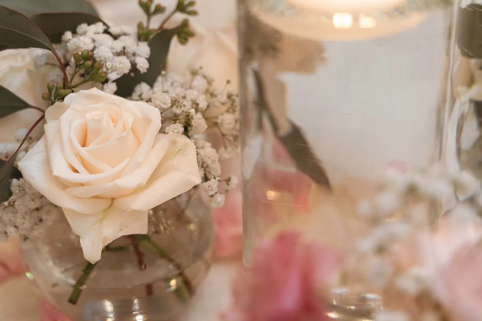 Una rosa bianca nel centrotavola, tra fiori e candele