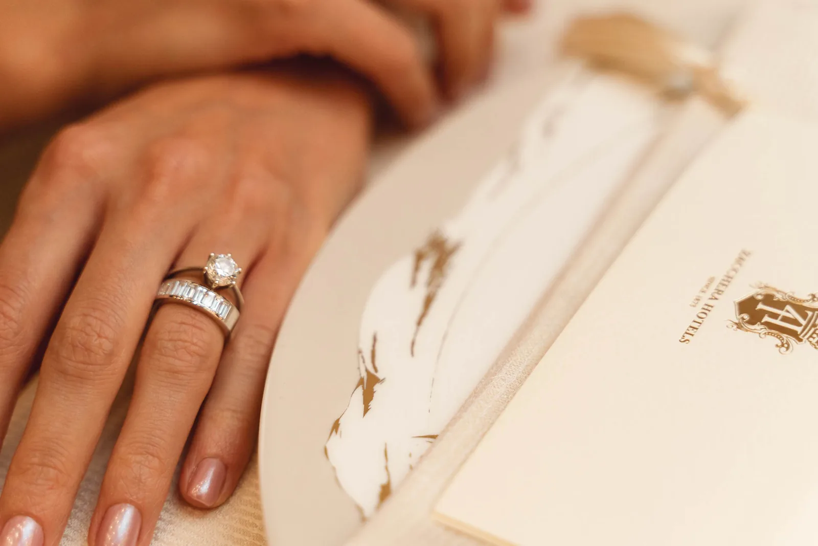 La mano della sposa con la fede e l'anello, sul menu della cena