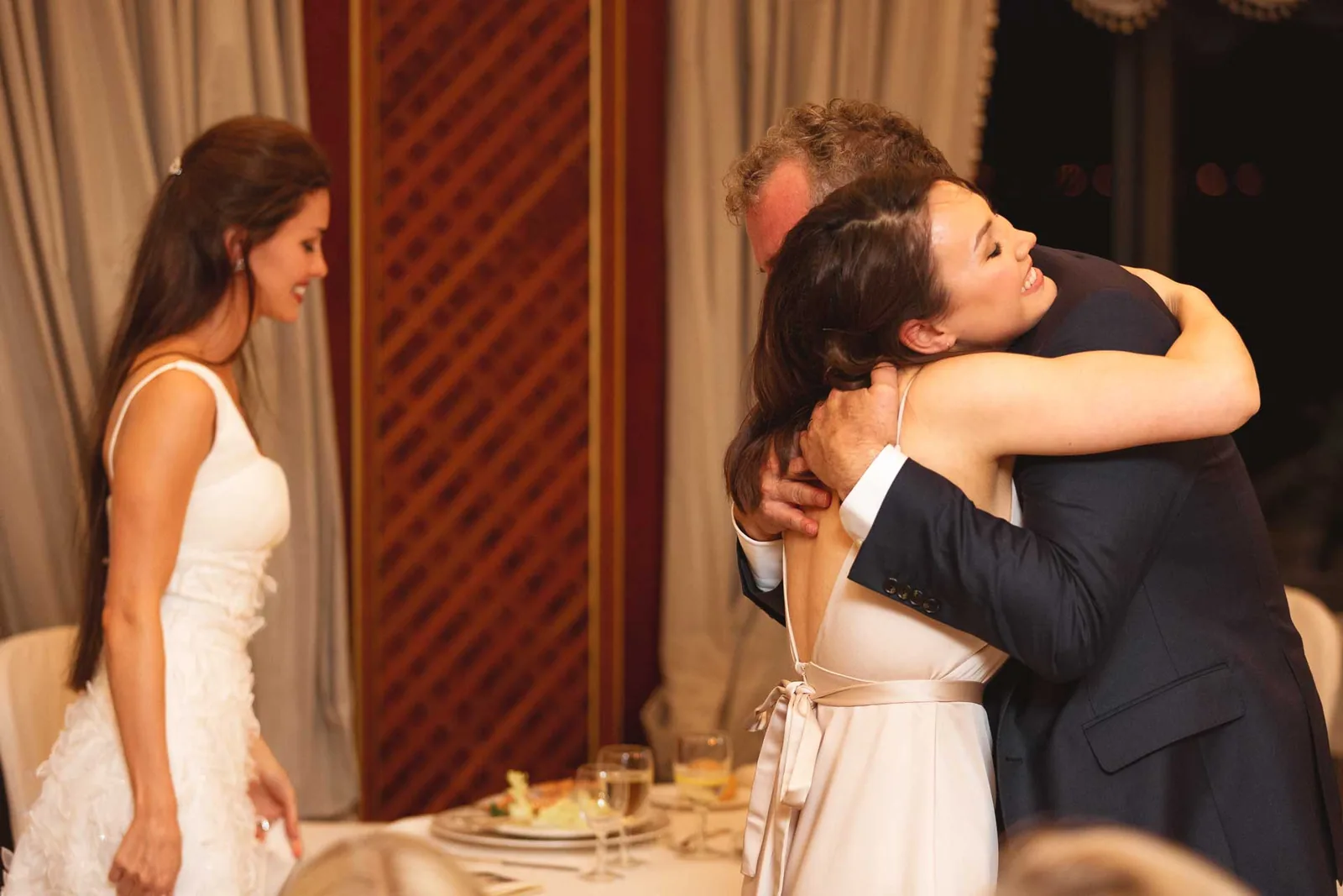 La sposa abbraccia un invitato durante la cena