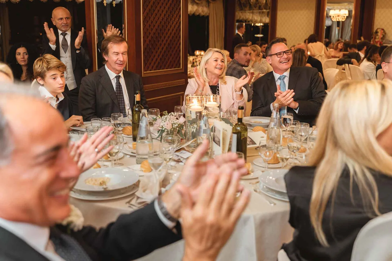 Gli invitati applaudono a tavola