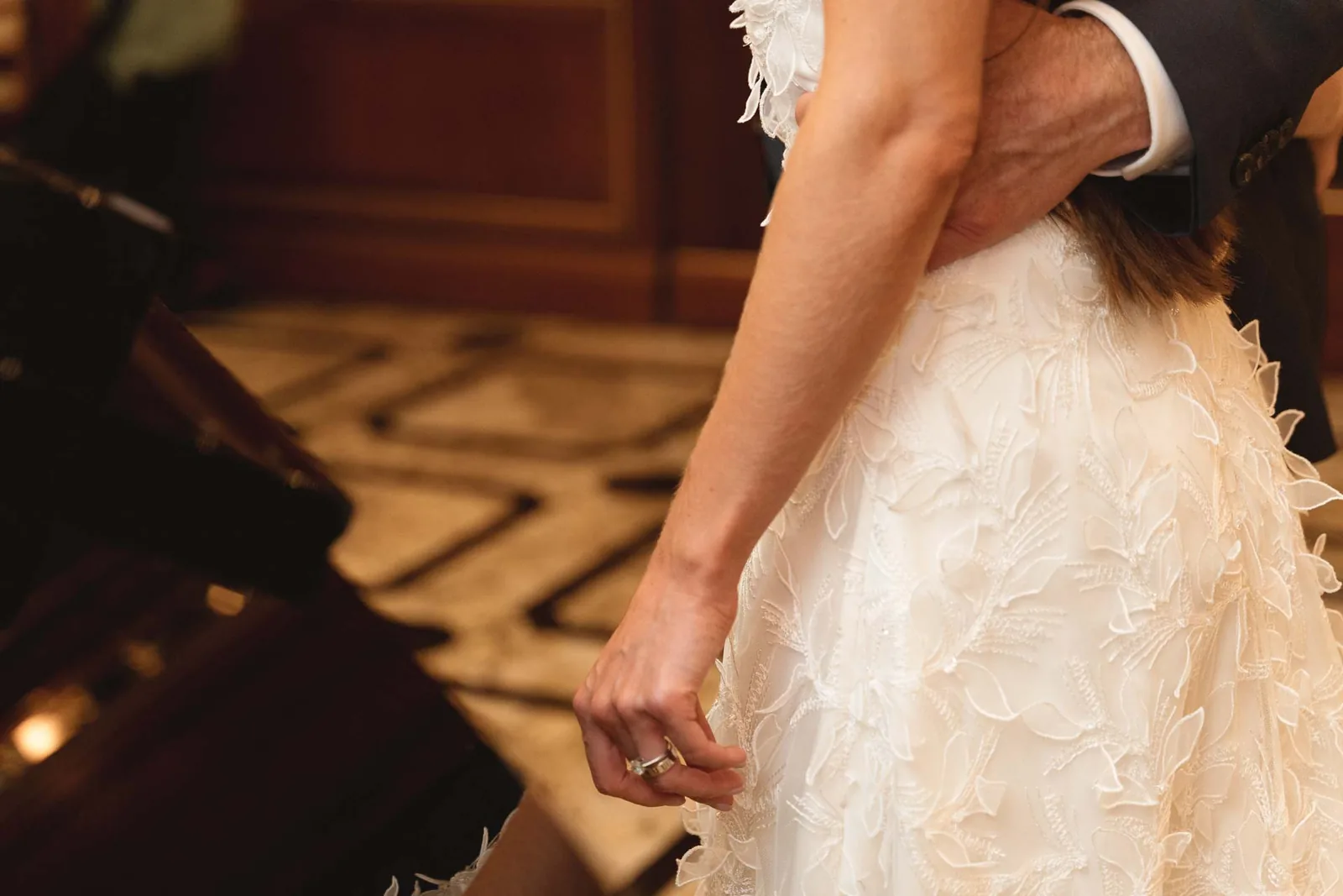 La sposa nell'abito della sera, tra le mani dello sposo
