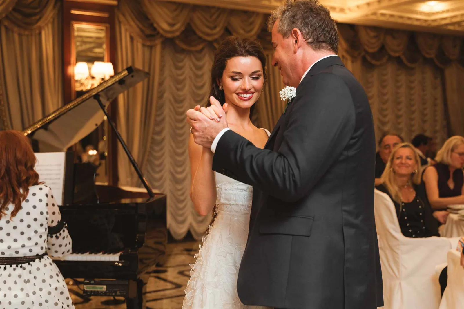 Il primo ballo degli sposi accanto al pianoforte
