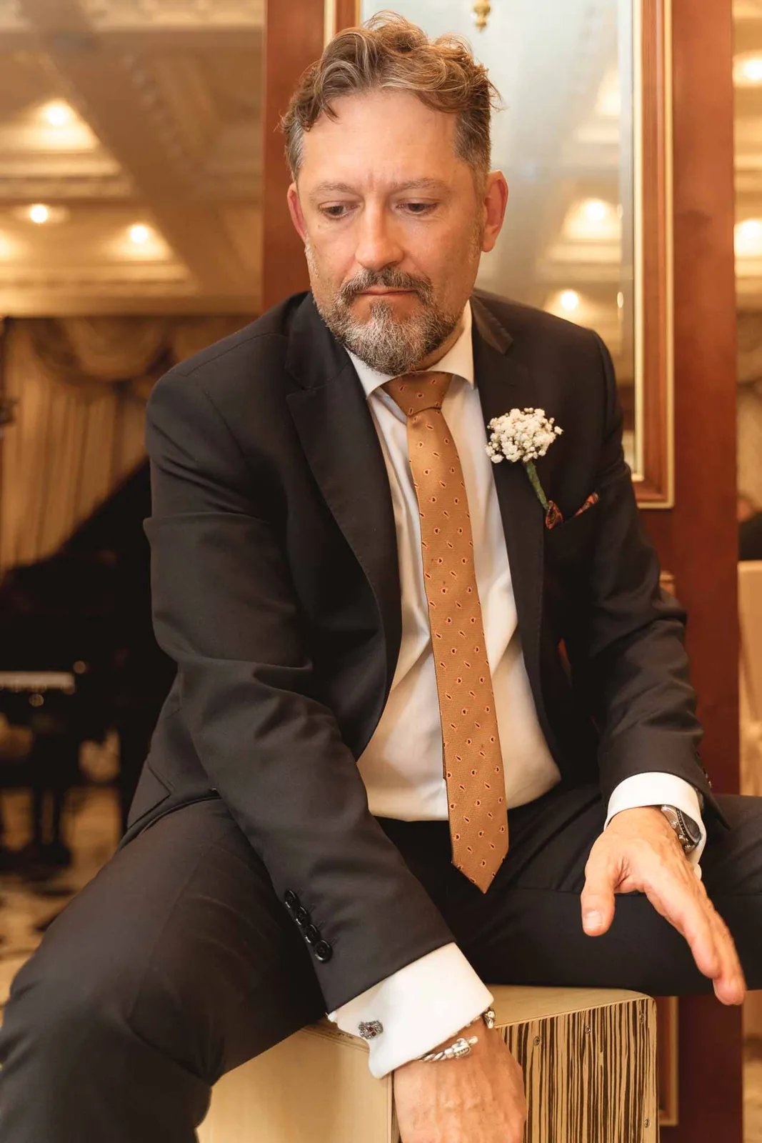 Un invitato seduto, assorto, durante la musica