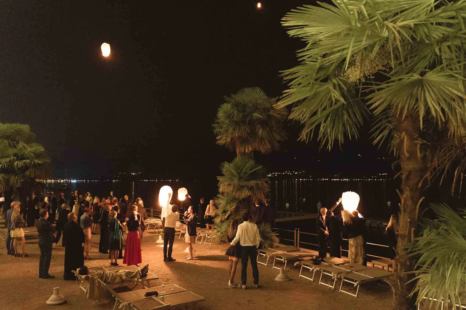 Di notte, le lanterne di carta salgono sopra il Lago Maggiore dal giardino dello Splendid