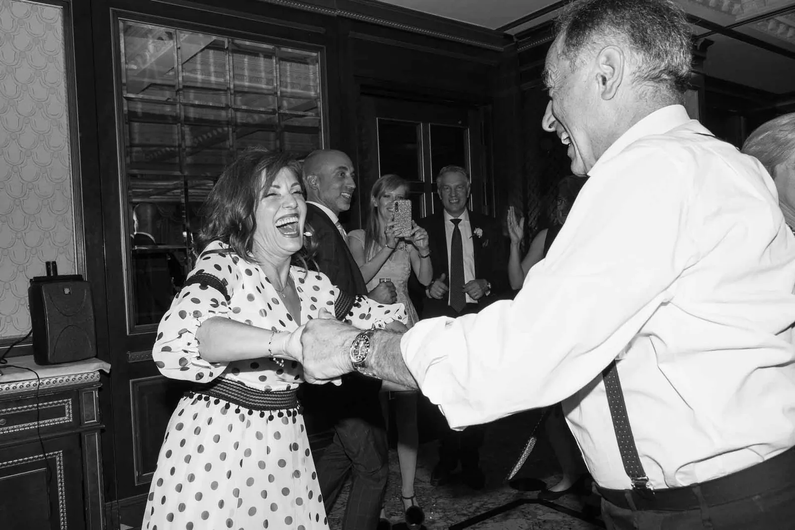 In bianco e nero, la donna con l'abito a pois balla con un invitato