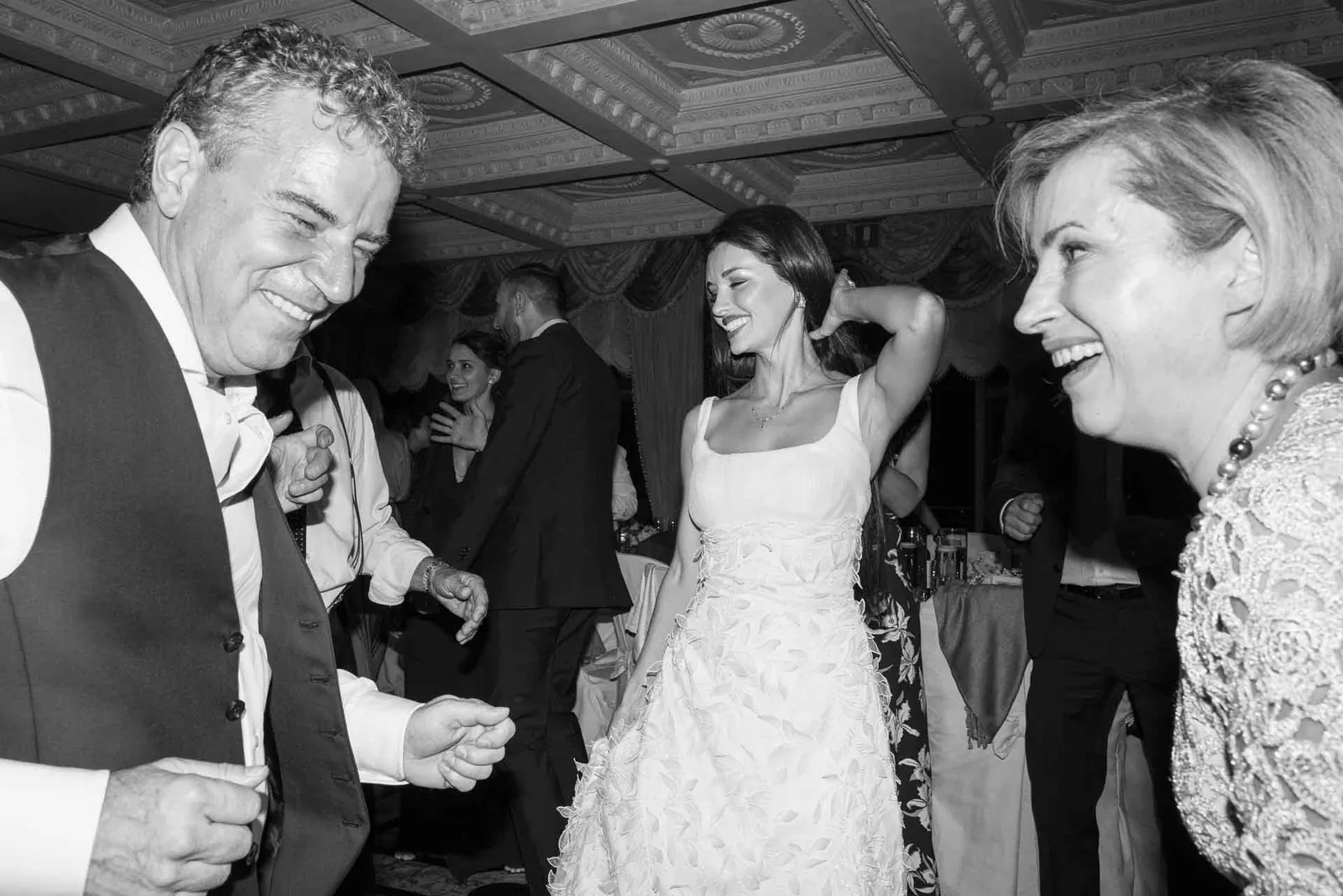 In bianco e nero, la sposa balla tra gli invitati
