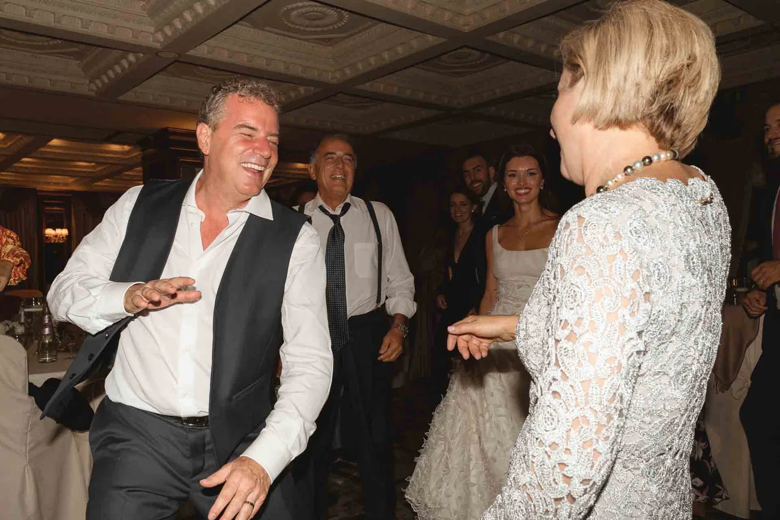 Lo sposo balla ridendo tra gli invitati