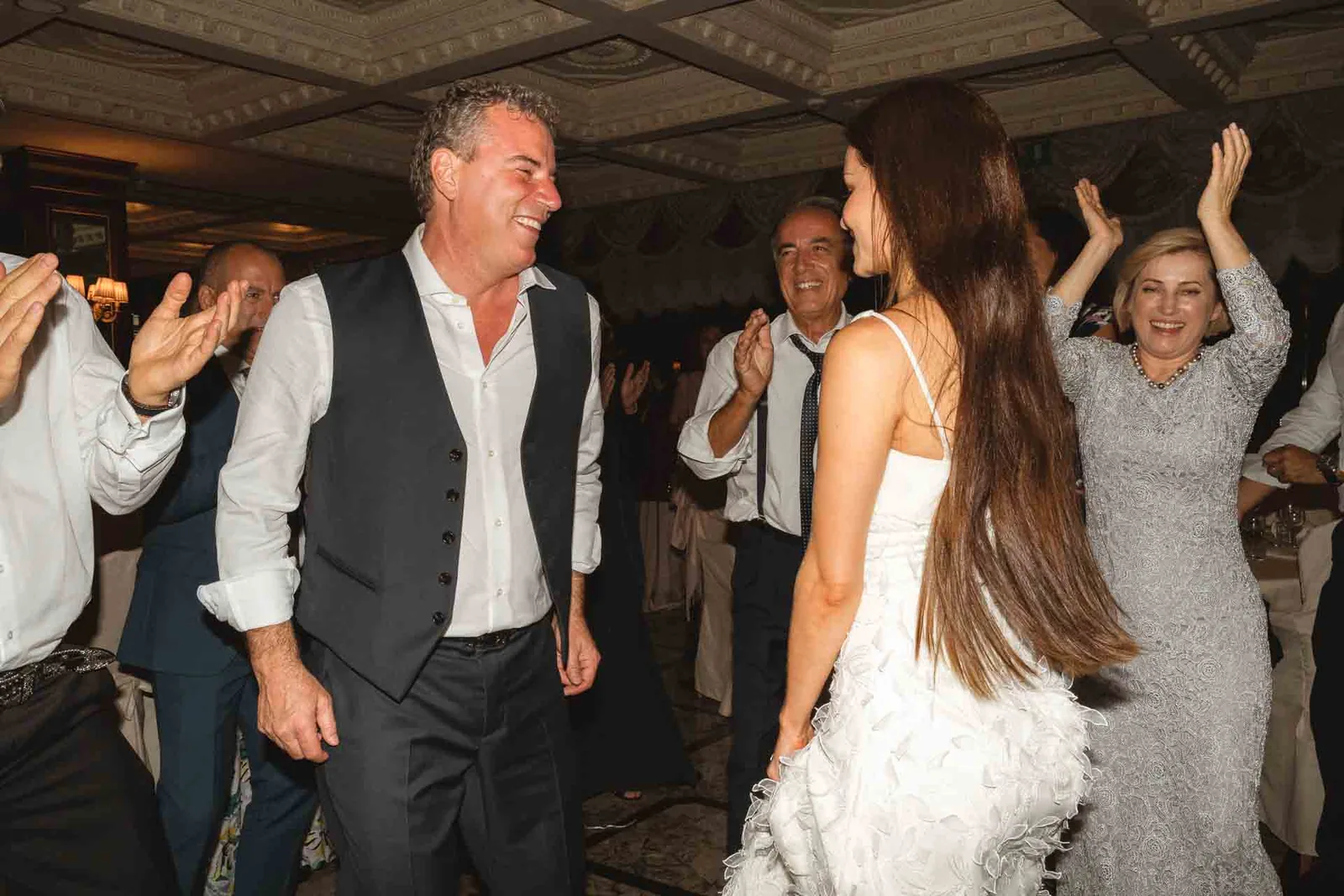 Lo sposo e la sposa ballano tra gli amici