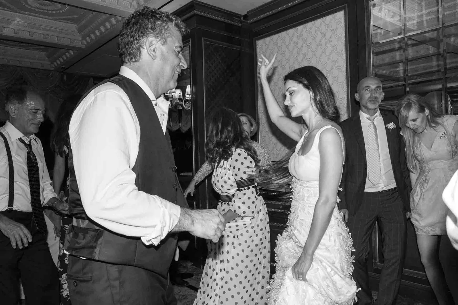 In bianco e nero, gli sposi ballano nella sala
