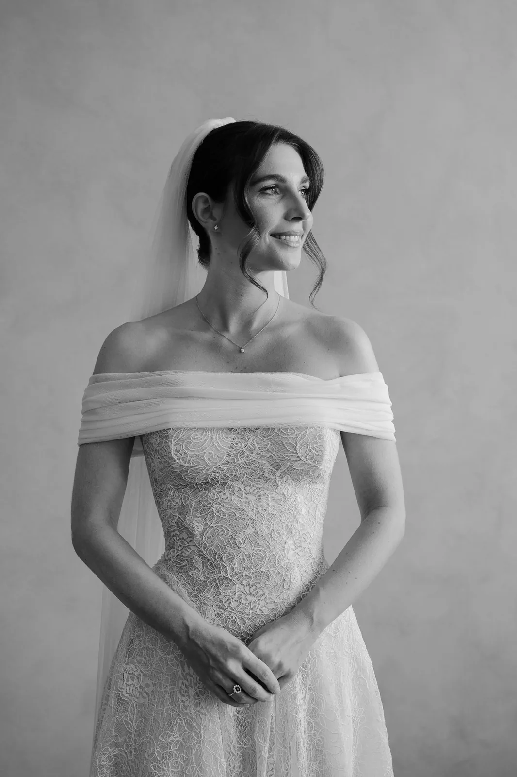 In bianco e nero, ritratto della sposa con il velo e l'abito di pizzo