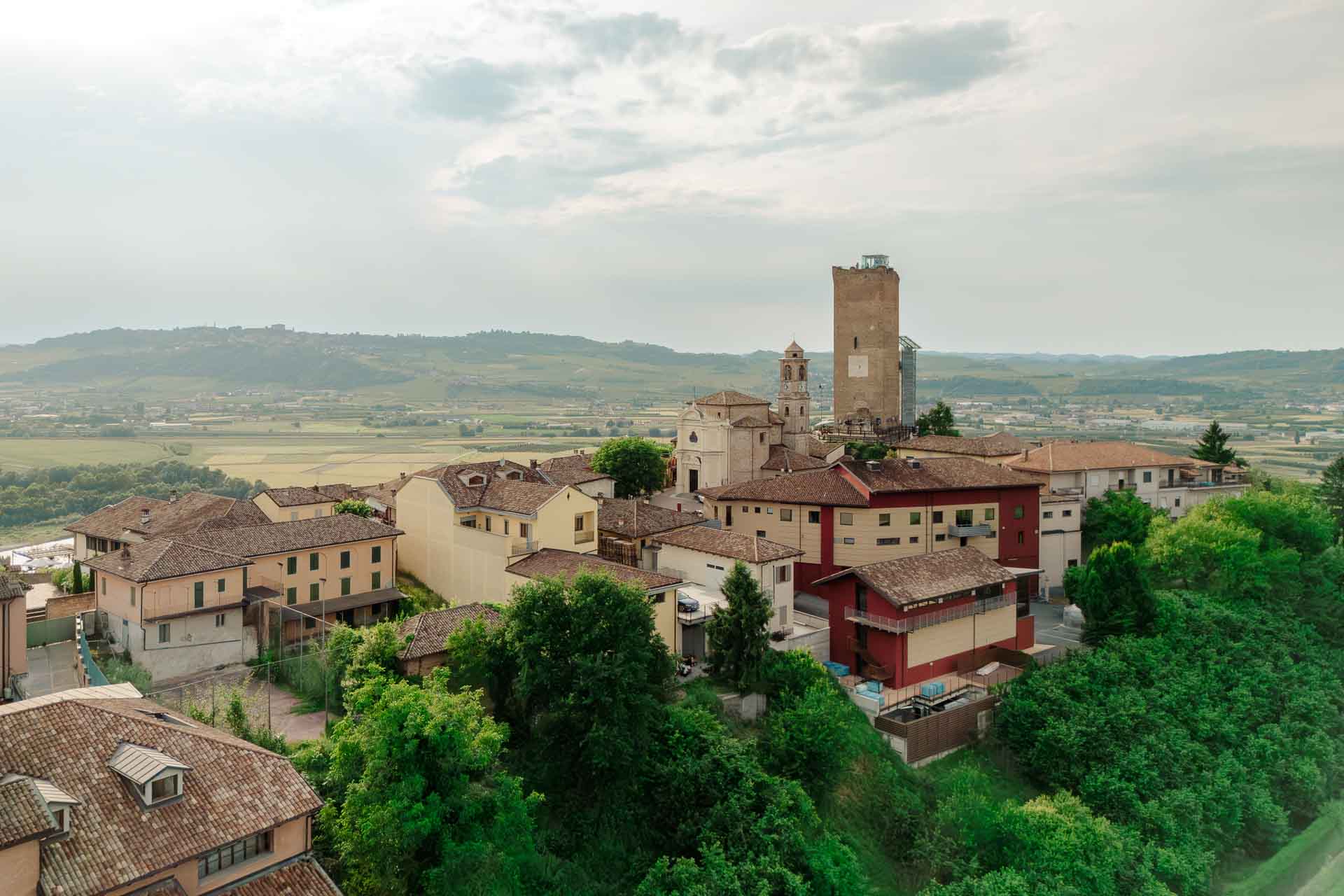 Il paese di Barbaresco con la sua torre, tra le colline