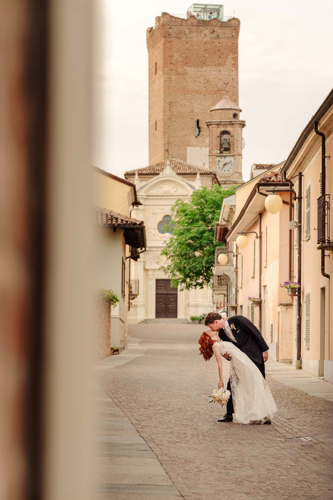 Il casquè nella via di Barbaresco, con la torre e la chiesa in fondo