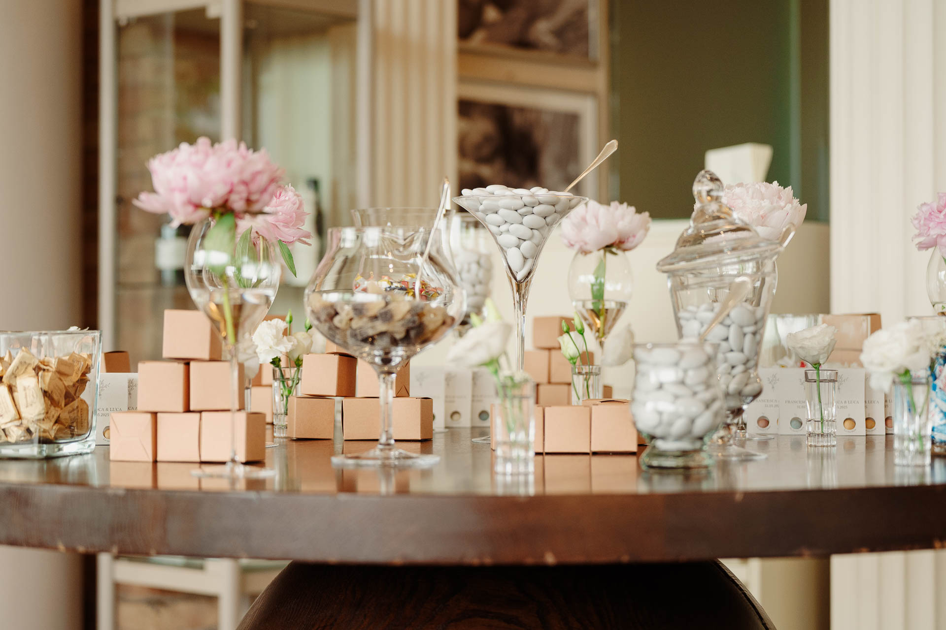 La confettata con le peonie rosa, i vasi di confetti e le scatoline