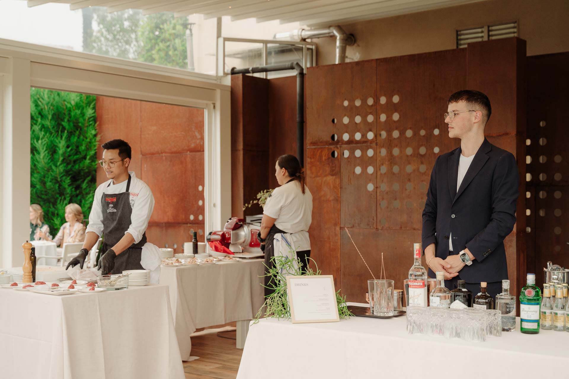 I cuochi e il barman ai banchi dell'aperitivo