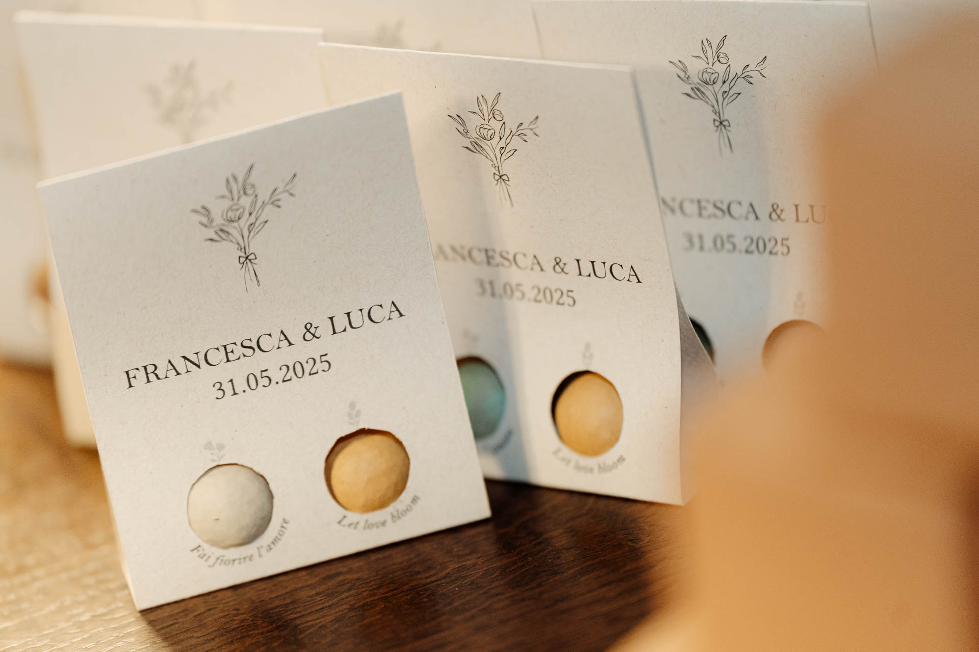 I sacchetti di semi per gli invitati, con i nomi degli sposi e la data