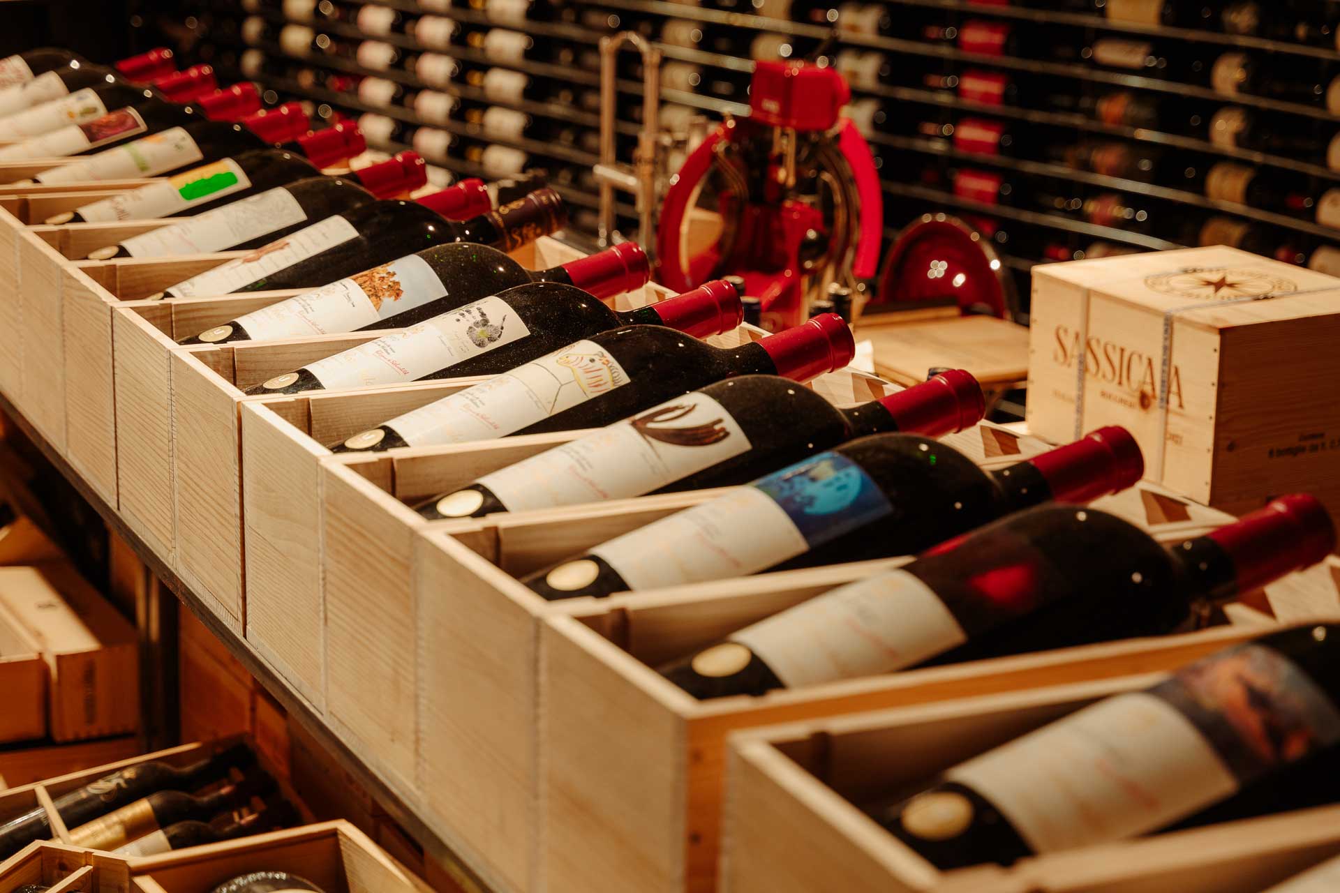 Le bottiglie di vino nelle casse di legno, nella cantina della Ciau del Tornavento