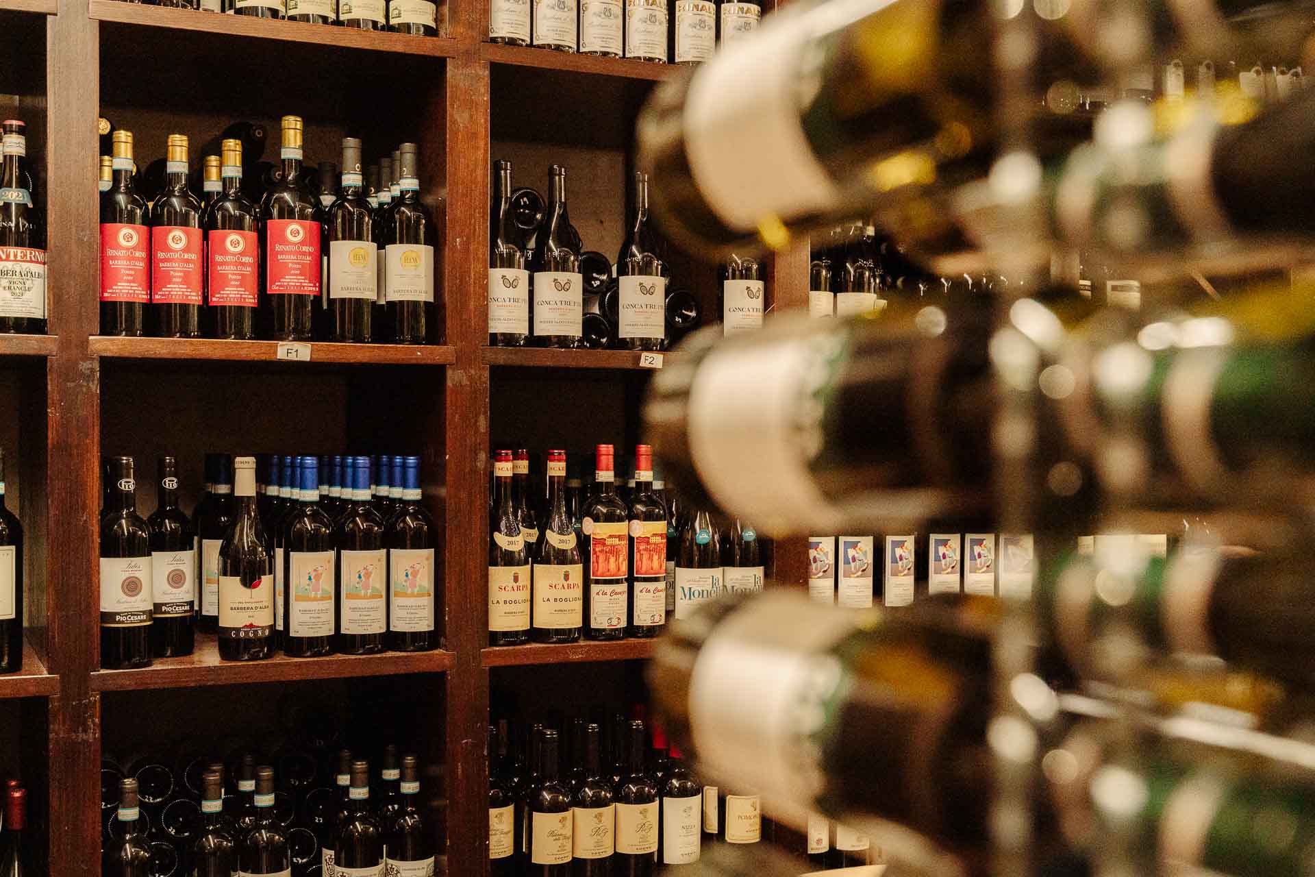 Le bottiglie sugli scaffali della cantina