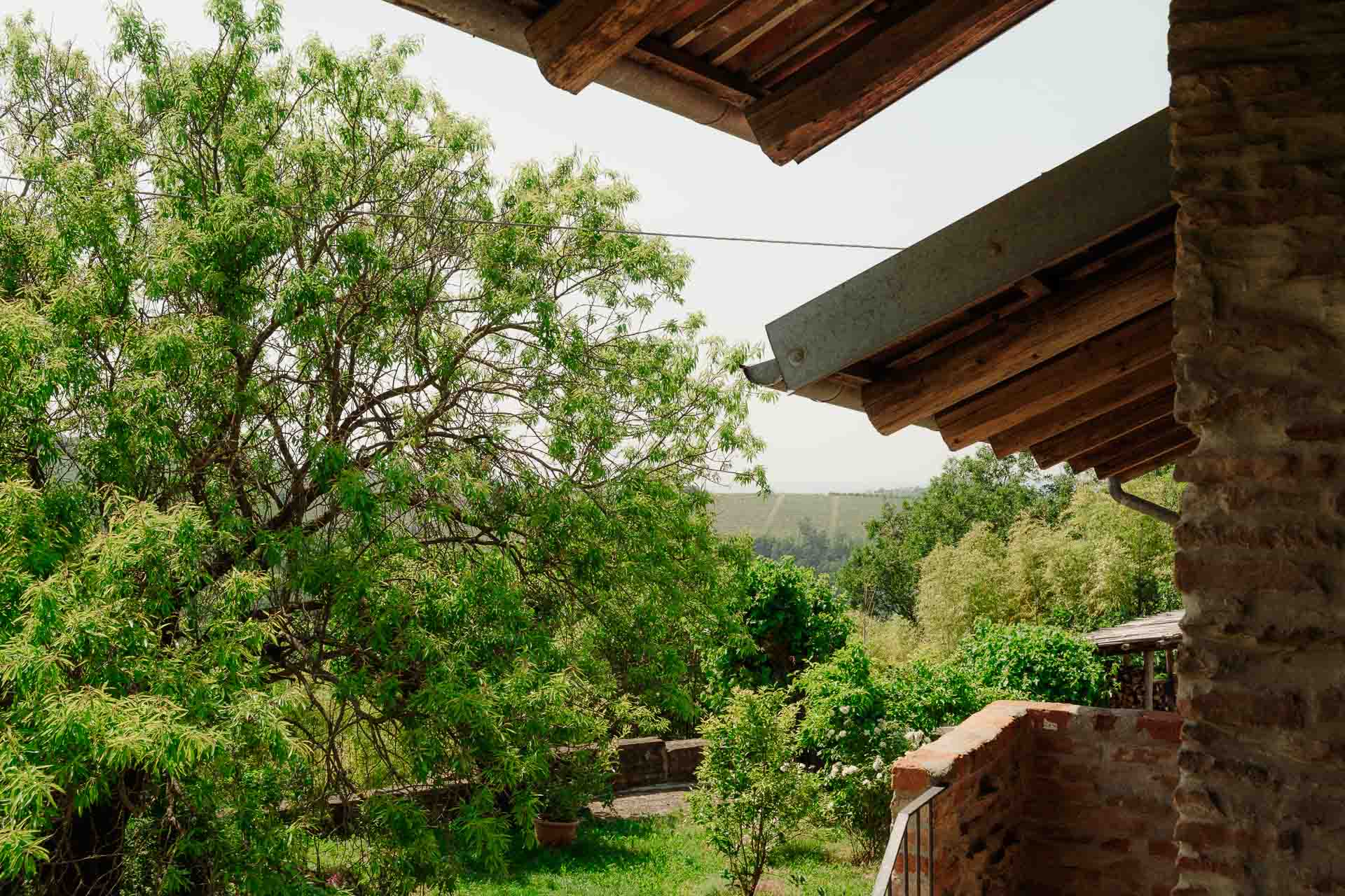 Il giardino e le colline visti da sotto il portico