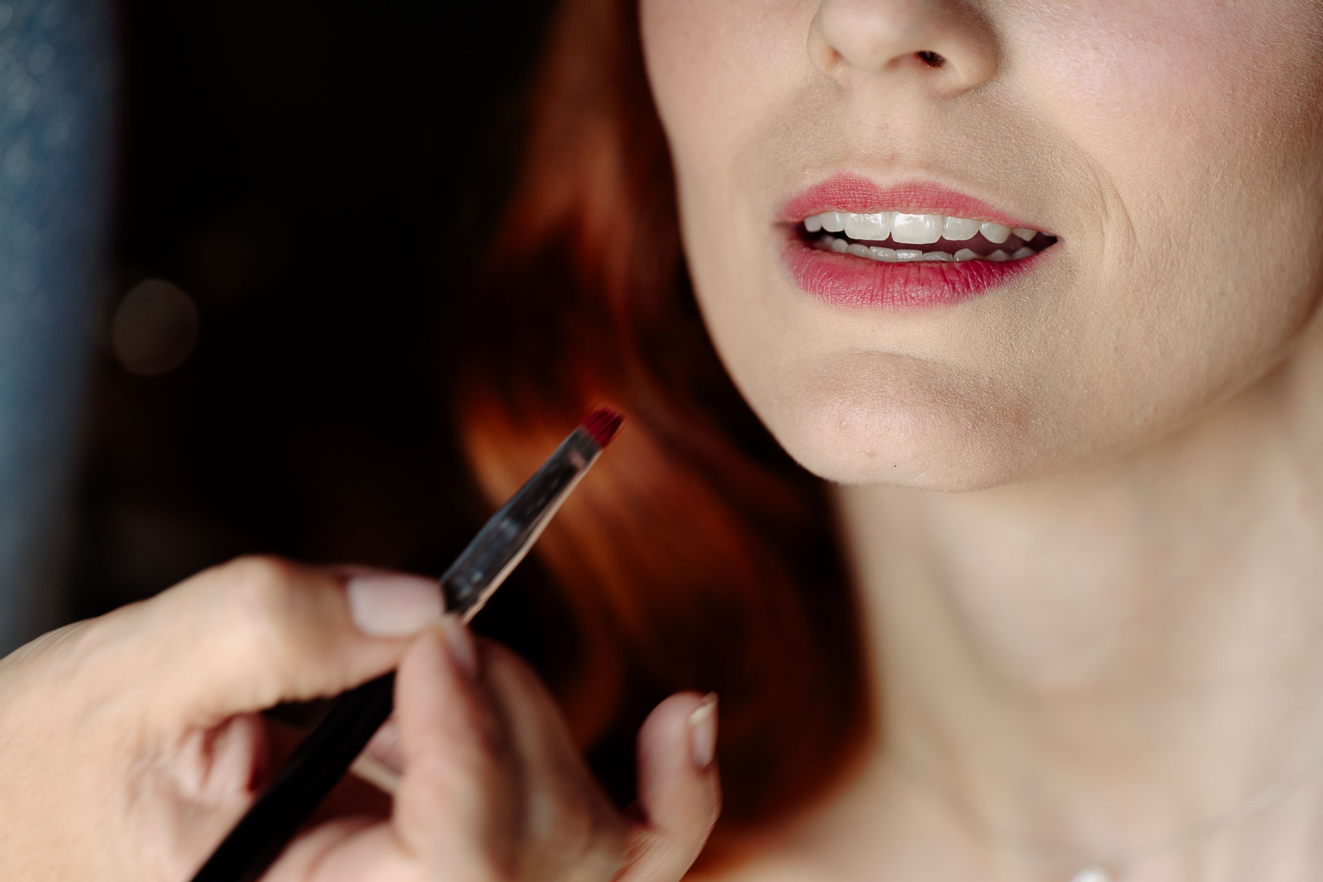 Il pennello del rossetto sulle labbra della sposa