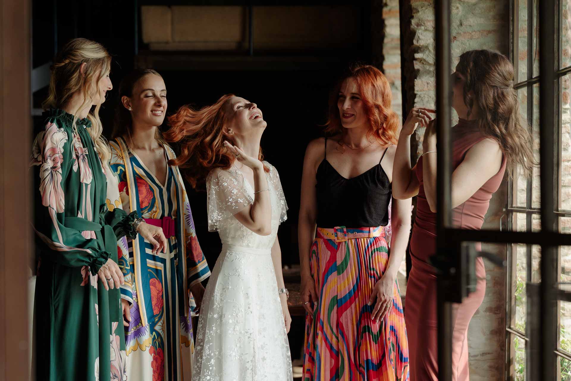 La sposa ride con la testa all'indietro, tra le amiche