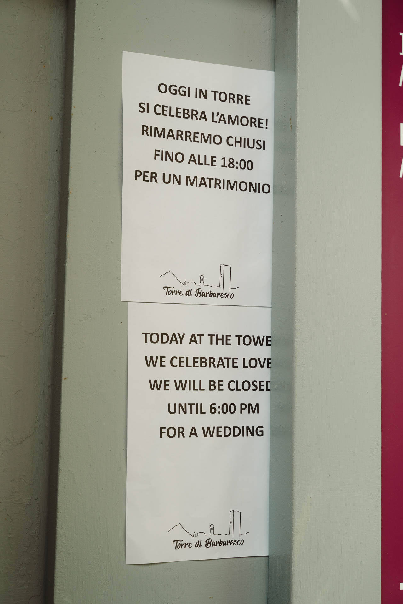 Il cartello sulla porta della Torre di Barbaresco: oggi in torre si celebra l'amore