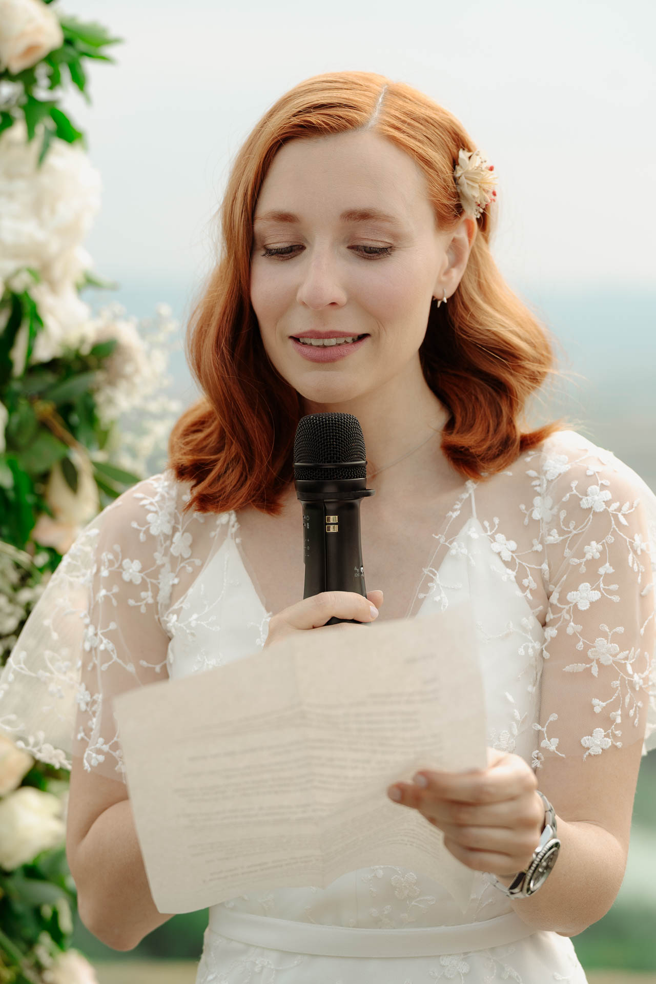 La sposa legge le promesse, emozionata, con il foglio in mano